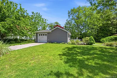 17 Pauchogue Avenue, East Islip, NY 11730 - Photo 25