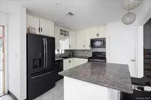 52 Martha St, Freeport, NY 11520 - Photo 7