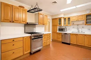 8 Swallow Ave, Spring Valley, NY 10977 - Photo 9