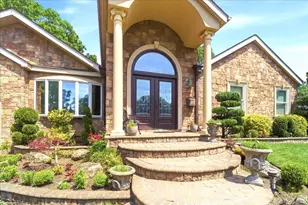 9 Robert Cir, Syosset, NY 11791 - Photo 3