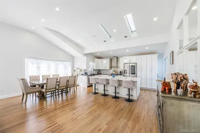 7 Dunhill Road, Manhasset Hills, NY 11040 - Photo 9
