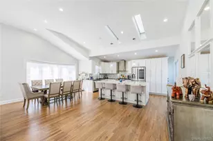 7 Dunhill Rd, Manhasset Hills, NY 11040 - Photo 9