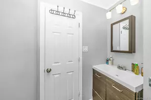 72 Peckham Ave, Islip, NY 11751 - Photo 19