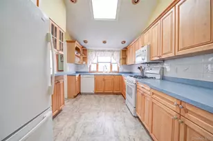 6 Oneida St, Deer Park, NY 11729 - Photo 7