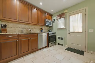 154 Cypress Street, Floral Park, NY 11001 - Photo 15