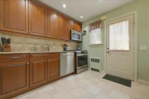 154 Cypress St, Floral Park, NY 11001 - Photo 15