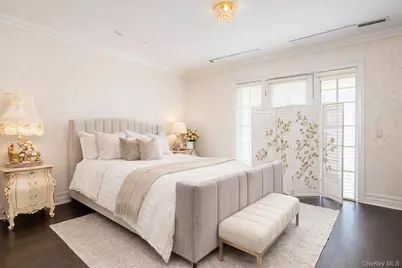 3000 Royal Court #3201, North Hills, NY 11040 - Photo 1