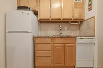 100 Brooklyn Avenue #4V, Freeport, NY 11520 - Photo 15