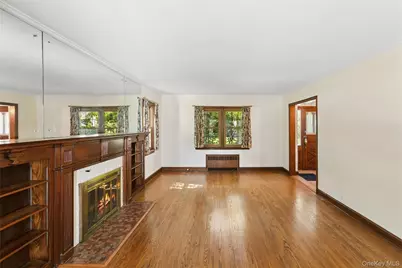 621 Oxford Street, Westbury, NY 11590 - Photo 5