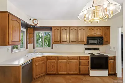 621 Oxford Street, Westbury, NY 11590 - Photo 11
