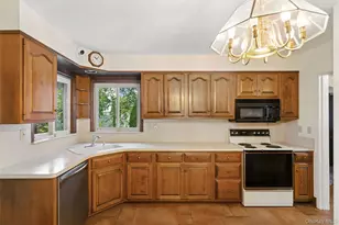 621 Oxford St, Westbury, NY 11590 - Photo 11