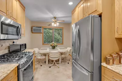 19 Cottage Court, Huntington Station, NY 11746 - Photo 9