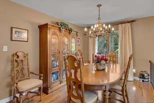 19 Cottage Ct, Huntington Station, NY 11746 - Photo 7