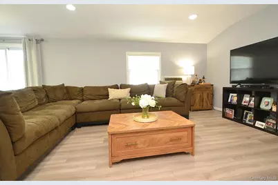 77 S Bicycle Path, Selden, NY 11784 - Photo 15