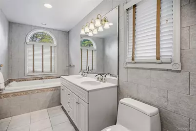 565 Mohawk Road, West Hempstead, NY 11552 - Photo 37