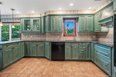 565 Mohawk Road, West Hempstead, NY 11552 - Photo 15
