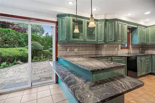 565 Mohawk Rd, West Hempstead, NY 11552 - Photo 17