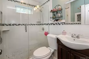 1372 Pine Dr, Bay Shore, NY 11706 - Photo 19