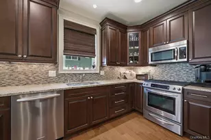 318 Roosevelt Way, Westbury, NY 11590 - Photo 13