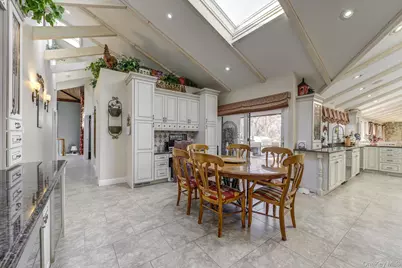 121 Laurel Lane, Syosset, NY 11791 - Photo 9
