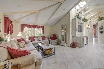 121 Laurel Lane, Syosset, NY 11791 - Photo 11