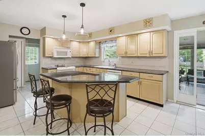 8 Lorraine Court, Medford, NY 11763 - Photo 17