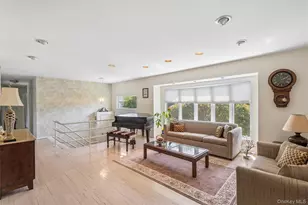 20 Melbourne Ln, Old Bethpage, NY 11804 - Photo 5