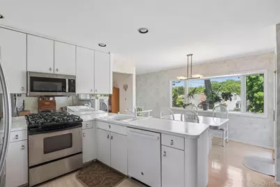 20 Melbourne Lane, Old Bethpage, NY 11804 - Photo 9