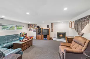 20 Melbourne Ln, Old Bethpage, NY 11804 - Photo 19