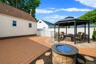 403 Brookside Ct, Copiague, NY 11726 - Photo 23