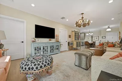 15103 Aspenwood Drive, Plainview, NY 11803 - Photo 5