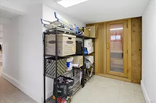 26121 Pembroke Ave, Great Neck, NY 11020 - Photo 29