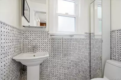 261-21 Pembroke Avenue, Great Neck, NY 11020 - Photo 13