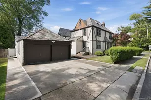 26121 Pembroke Ave, Great Neck, NY 11020 - Photo 3