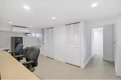 261-21 Pembroke Avenue, Great Neck, NY 11020 - Photo 31