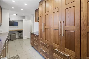 26121 Pembroke Ave, Great Neck, NY 11020 - Photo 9