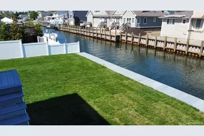 851 W Bay Drive, West Islip, NY 11795 - Photo 17