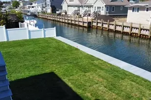 851 W Bay Dr, West Islip, NY 11795 - Photo 17