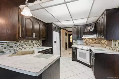 3962 Hahn Avenue, Bethpage, NY 11714 - Photo 19