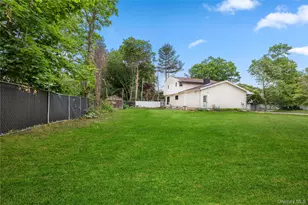 25 Adrienne Ln, Hauppauge, NY 11788 - Photo 19