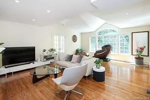 130 Country Club Dr, Manhasset, NY 11030 - Photo 9