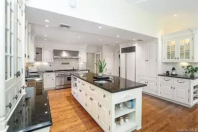 130 Country Club Drive, Manhasset, NY 11030 - Photo 5
