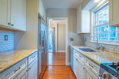 172 Hillside Avenue, Manhasset, NY 11030 - Photo 9