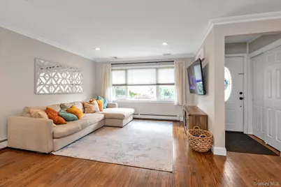 3727 Regent Lane, Wantagh, NY 11793 - Photo 3