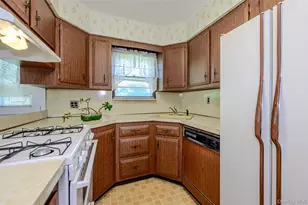 105 N Queens Ave, Massapequa, NY 11758 - Photo 9