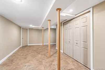 350 S Greene Avenue, Lindenhurst, NY 11757 - Photo 15