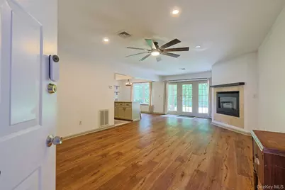 1103 Washington Green, New Windsor, NY 12553 - Photo 3