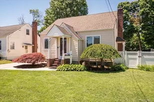 36 Iroquois Pl, Farmingdale, NY 11735 - Photo 3