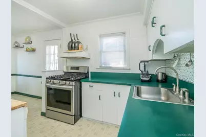 23 Phillips Road, Glen Cove, NY 11542 - Photo 11