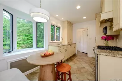 8 Parkside Drive, Great Neck, NY 11021 - Photo 13